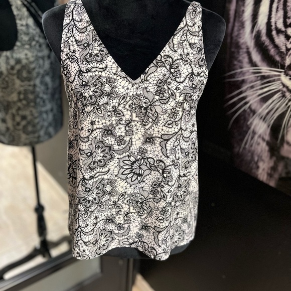 🖤🤍EUC- EXPRESS BLACK AND WHITE BLOUSE SZ XS🖤🤍 - Picture 1 of 6
